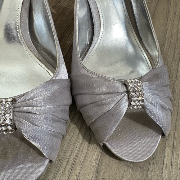 The Touch of Nina Silver Slingback Heels Sz 7M Embellished Bow Bridal Party - Picture 6 of 10